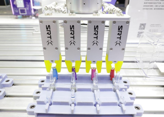앰풀과 배터리의 그립핑을 보여주는 SLG 간접 구동 그리퍼